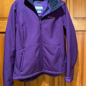 Purple Columbia jacket with a hood. warm lining size medium. Perfect condition.